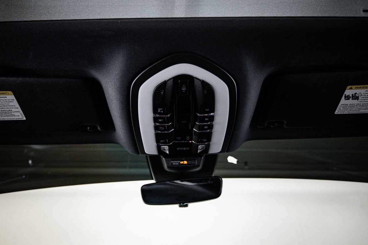 Certified 2023 Porsche Macan Turbo AWD/4WD image 19
