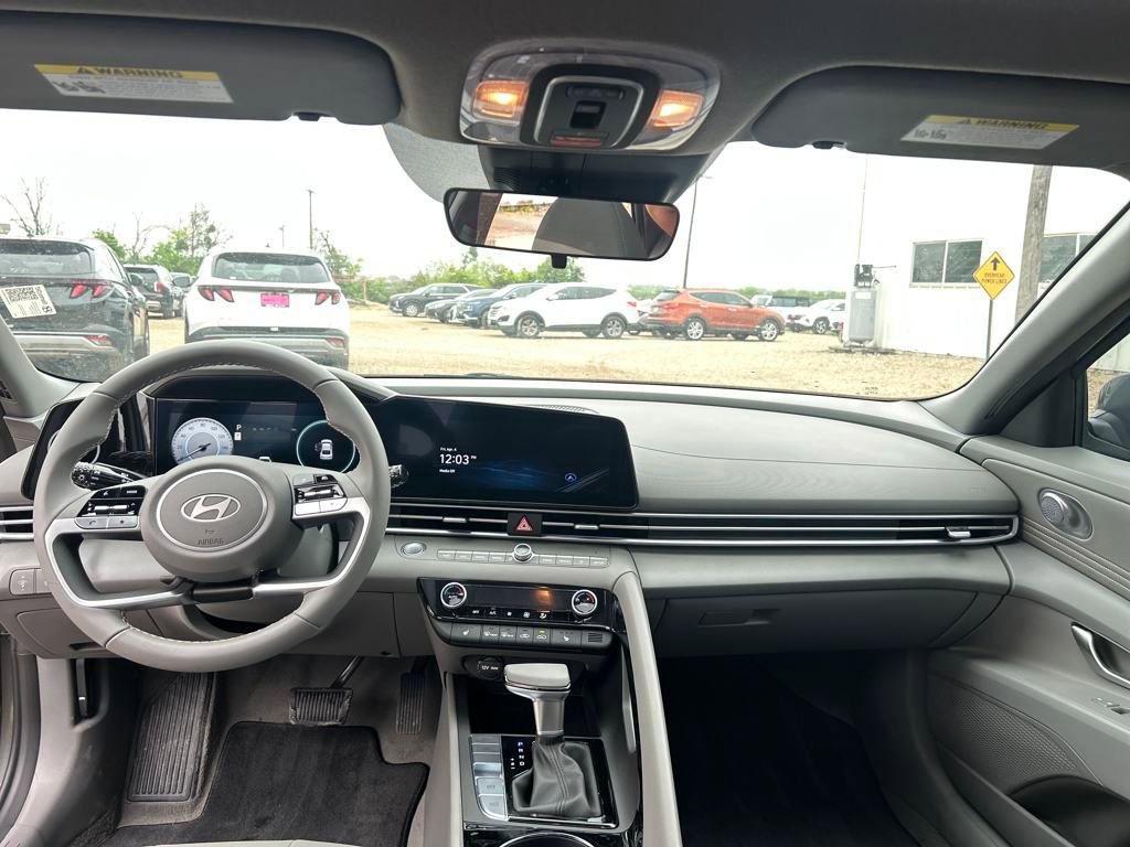 Used 2025 Hyundai Elantra SEL image 13