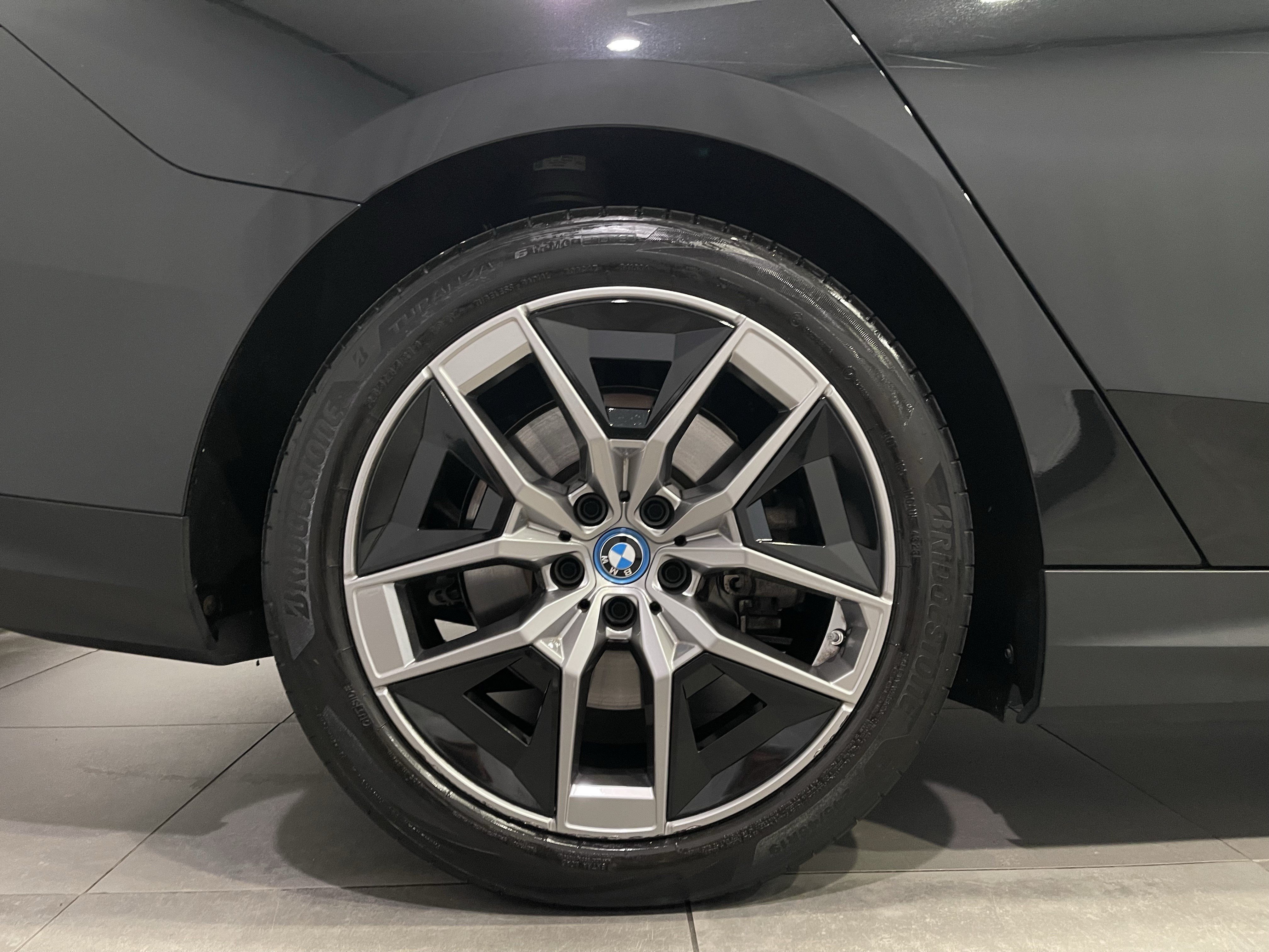Used 2024 BMW i5 eDrive40i w/ Premium Package RWD image 9