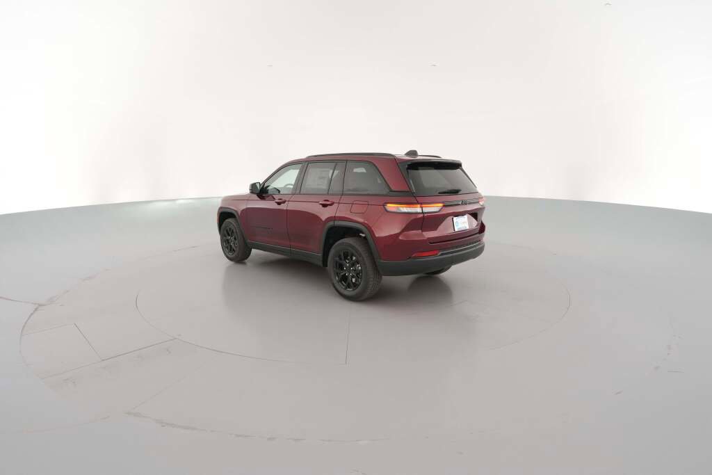 New 2025 Jeep Grand Cherokee Altitude image 8