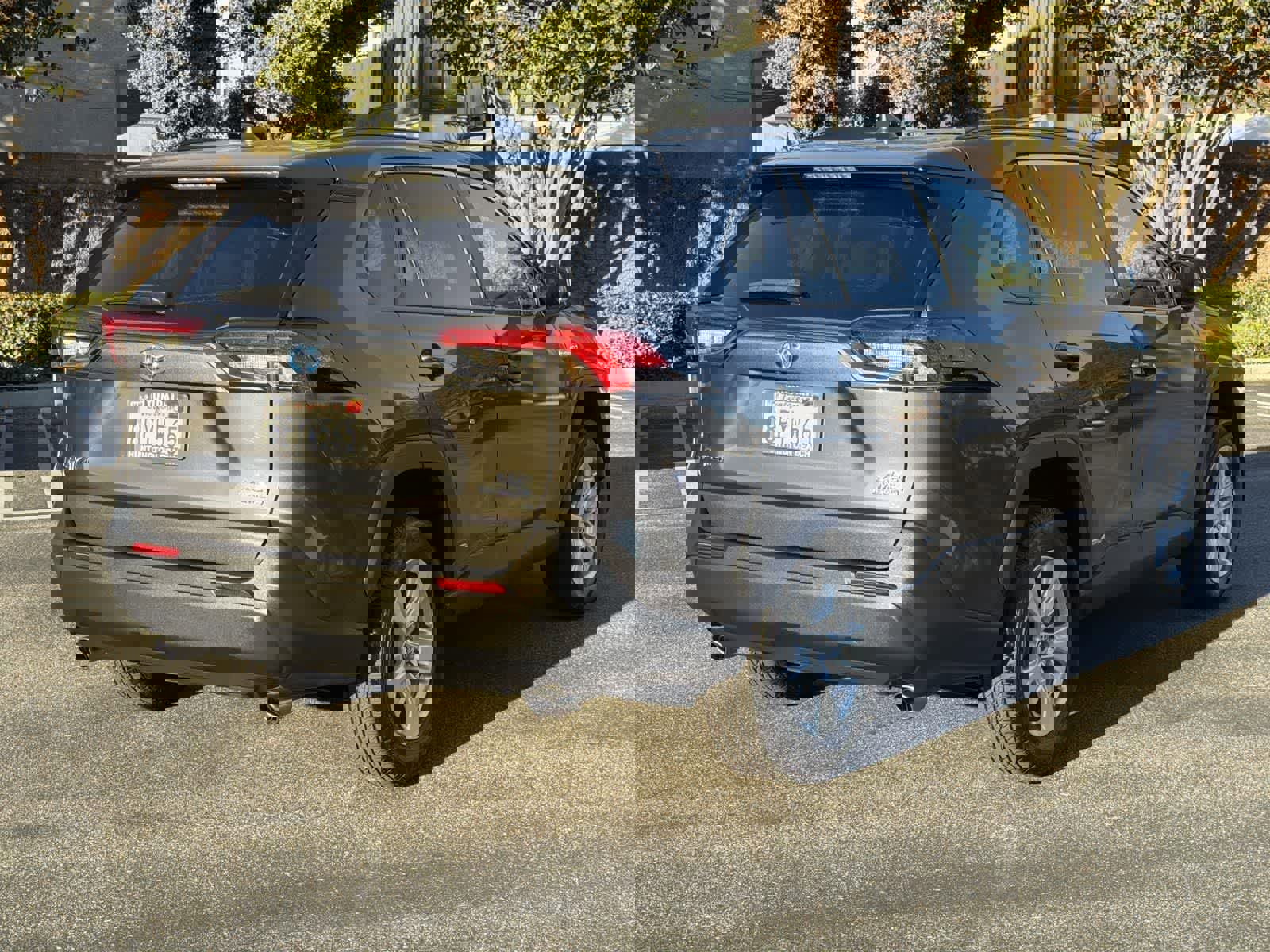 Used 2020 Toyota RAV4 XLE image 4