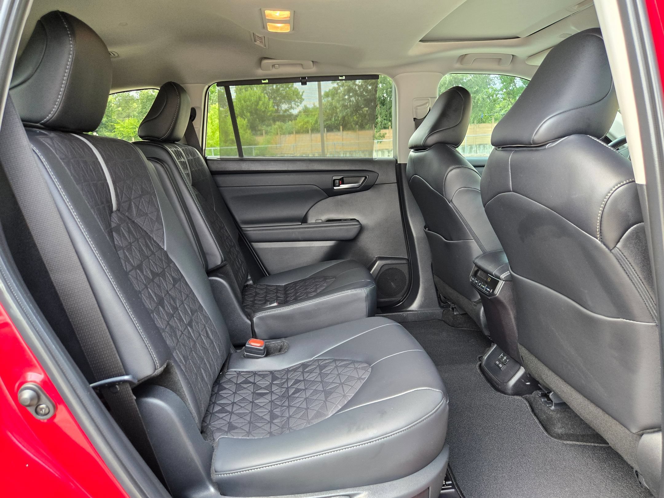 Used 2024 Toyota Highlander XLE AWD/4WD image 26