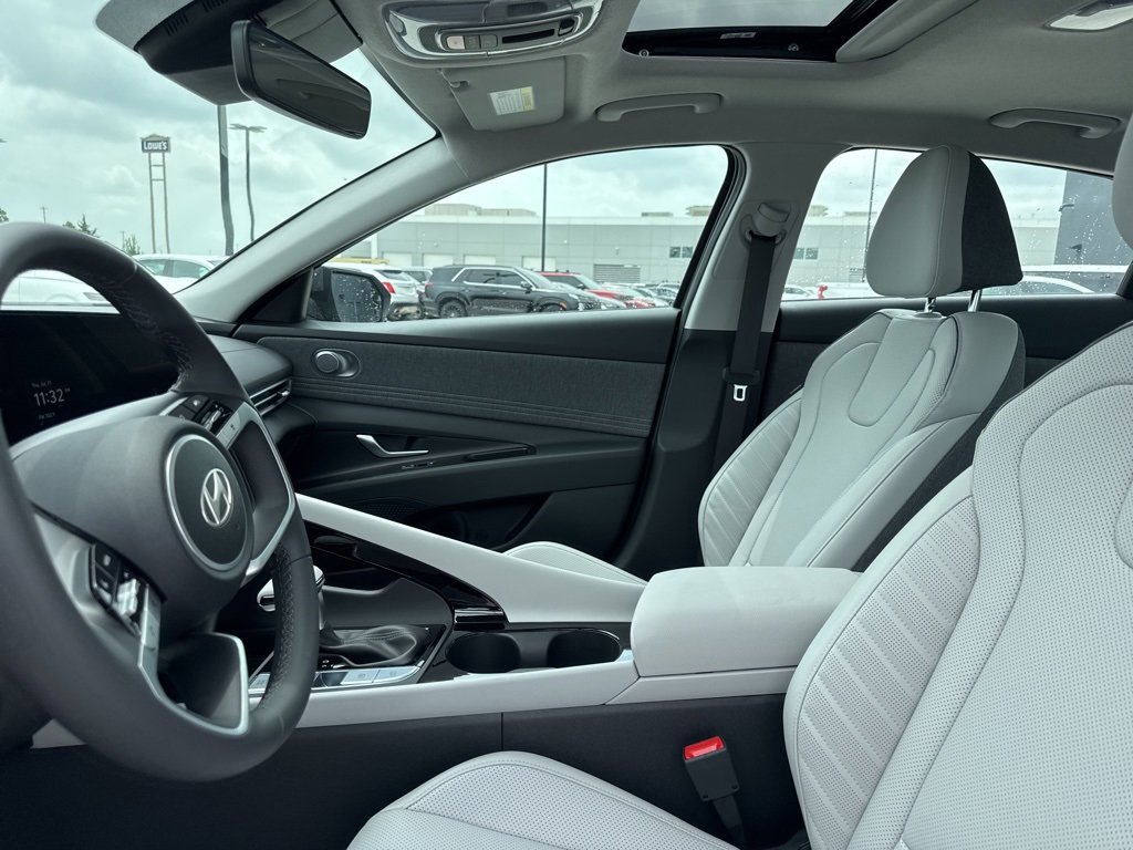 New 2025 Hyundai Elantra Limited image 18