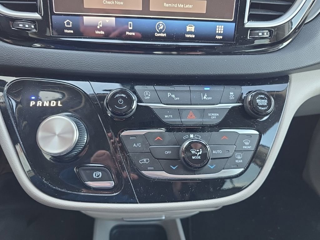 Used 2024 Chrysler Pacifica Touring-L image 23