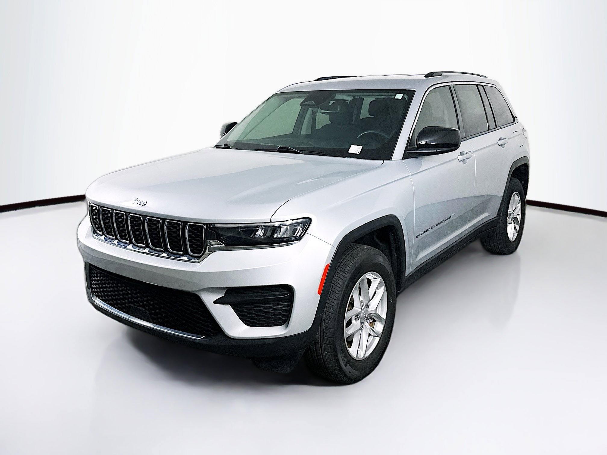 Used 2023 Jeep Grand Cherokee Laredo image 3