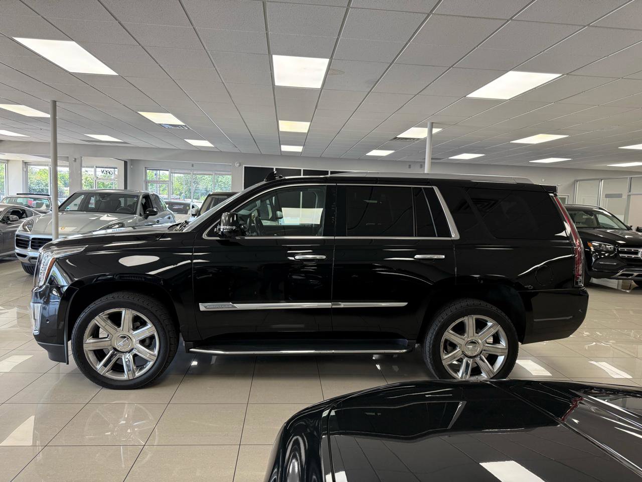 Used 2018 Cadillac Escalade Luxury AWD/4WD image 3