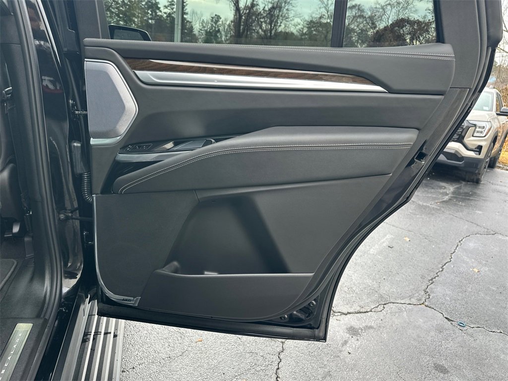 Used 2025 Cadillac Escalade Sport Platinum image 16