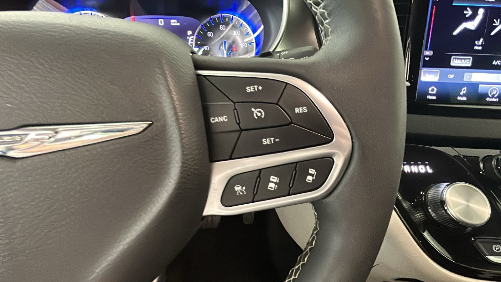 Used 2024 Chrysler Pacifica Touring-L FWD image 19