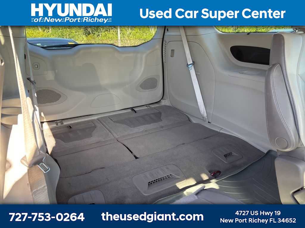 Used 2017 Chrysler Pacifica Touring-L Plus image 9