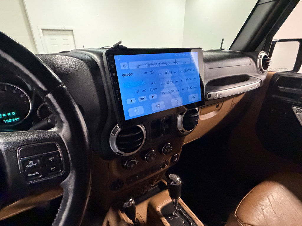 Used 2015 Jeep Wrangler Unlimited Sahara w/ Connectivity Group AWD/4WD image 80