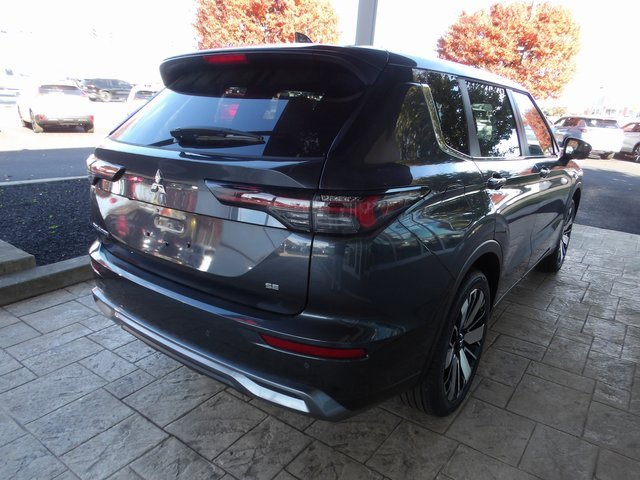 New 2025 Mitsubishi Outlander SE image 7