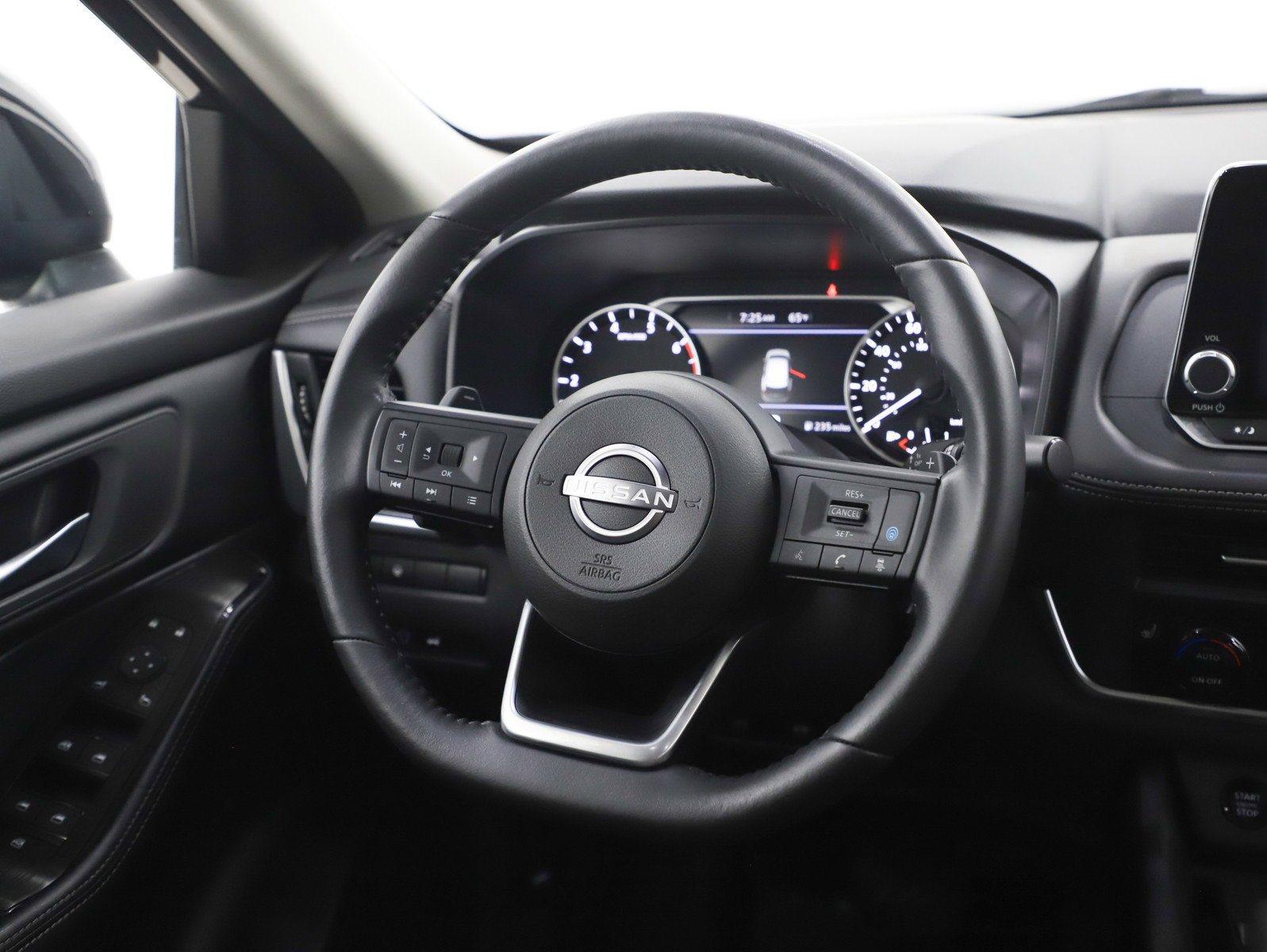 Used 2024 Nissan Rogue SV w/ SV Premium Package image 14