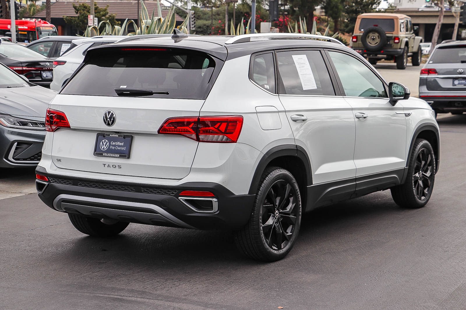 Used 2023 Volkswagen Taos SE w/ Panoramic Sunroof Package FWD image 7