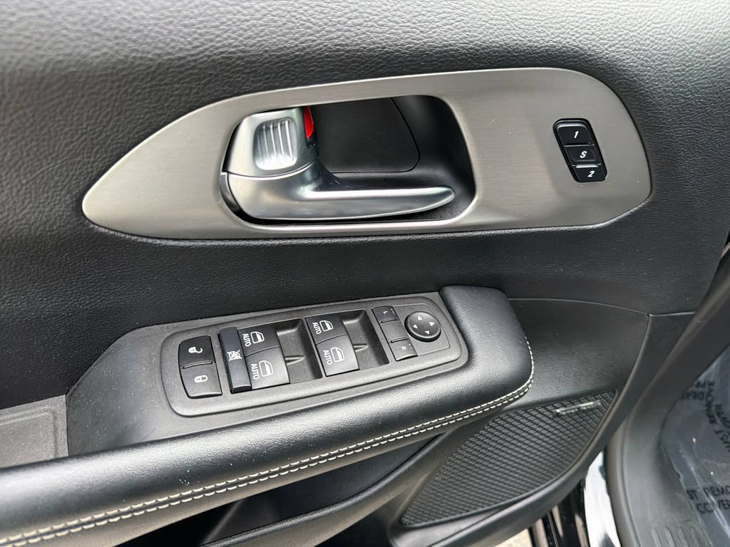 Used 2022 Chrysler Pacifica Limited w/ S Appearance Package FWD image 17