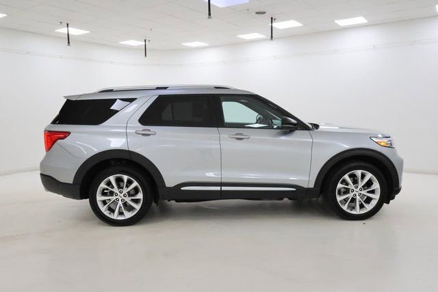 Used 2023 Ford Explorer Platinum w/ Premium Technology Package image 2