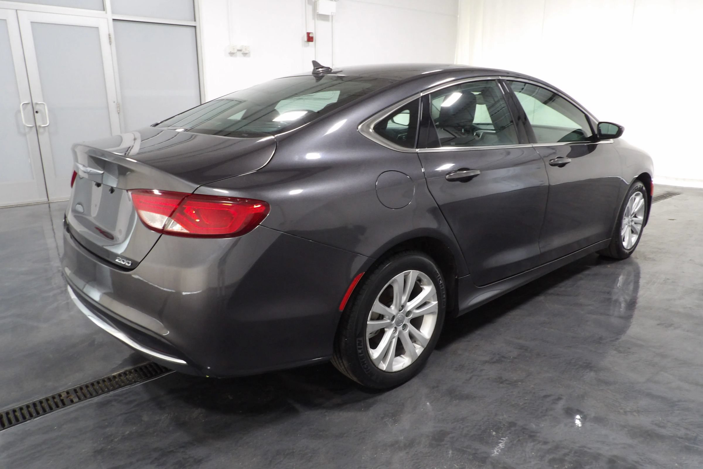 Used 2015 Chrysler 200 Limited w/ Convenience Group FWD image 4