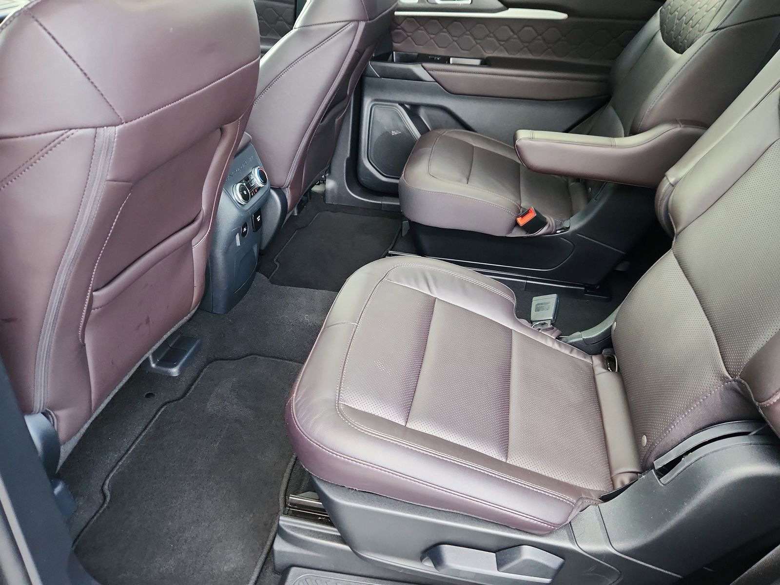 Used 2025 Ford Explorer Platinum w/ LUX Leather Package image 11