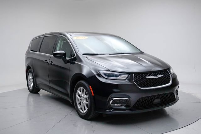 Used 2023 Chrysler Pacifica Touring-L image 9
