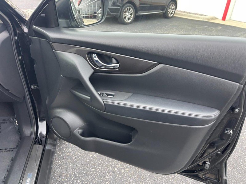 Used 2019 Nissan Rogue SV w/ Premium Package FWD image 9