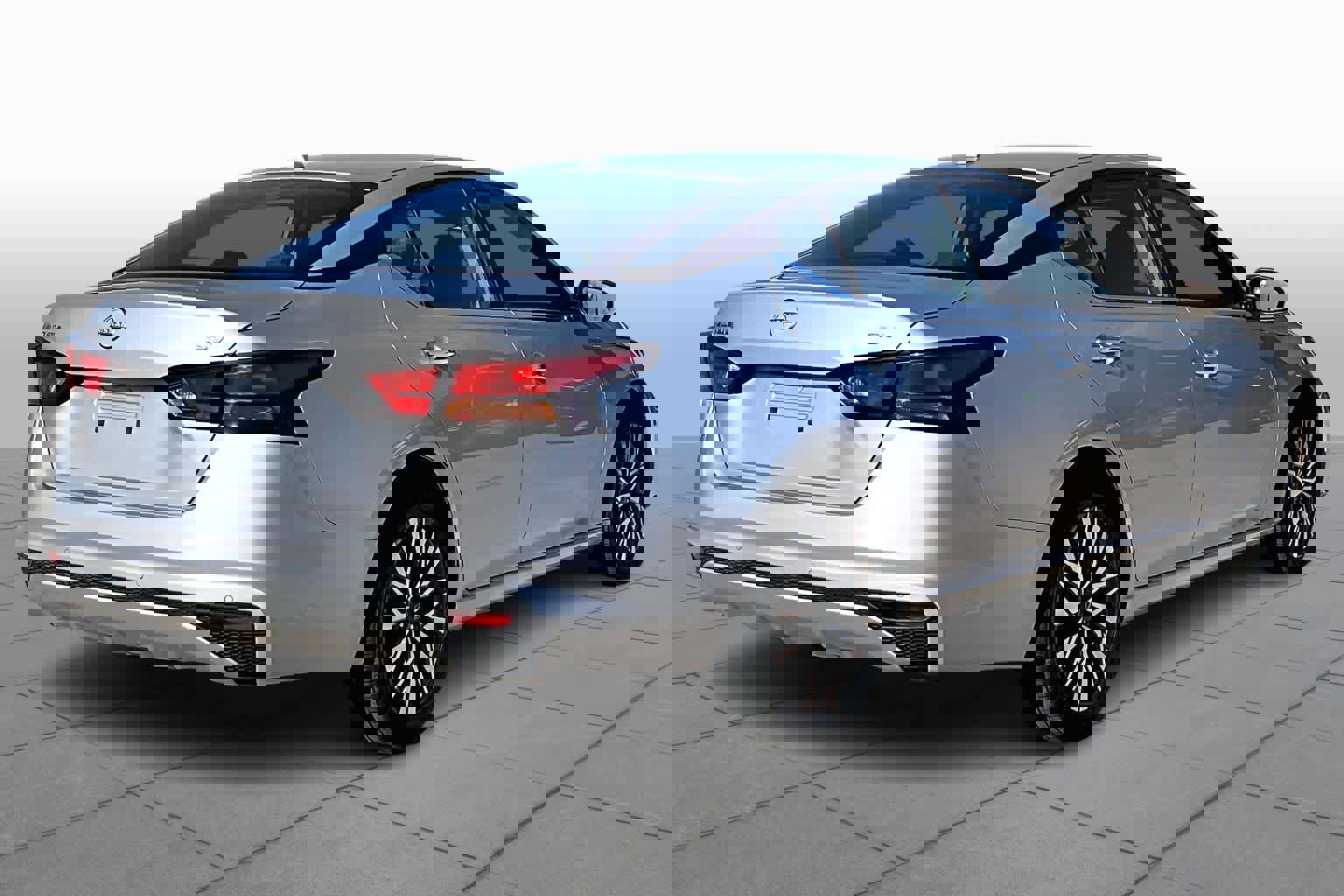 Used 2024 Nissan Altima 2.5 SV image 14