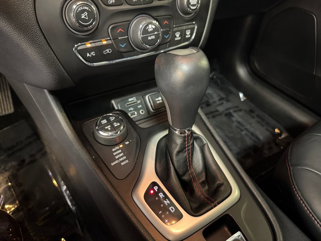 Used 2015 Jeep Cherokee Trailhawk w/ Comfort/Convenience Group AWD/4WD image 21