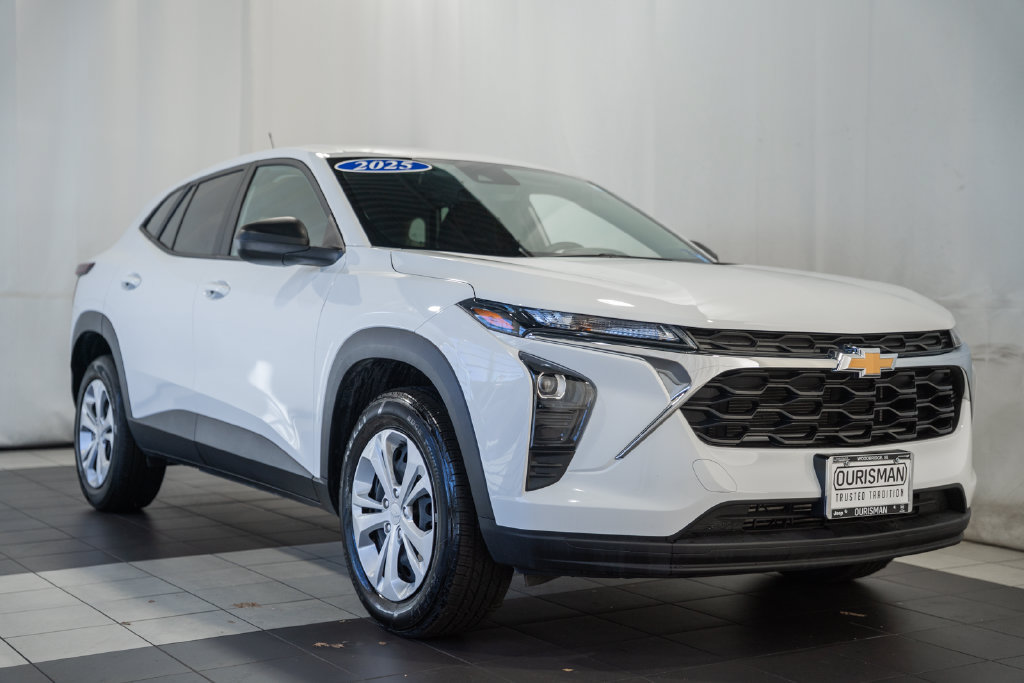 Used 2025 Chevrolet Trax LS FWD image 1