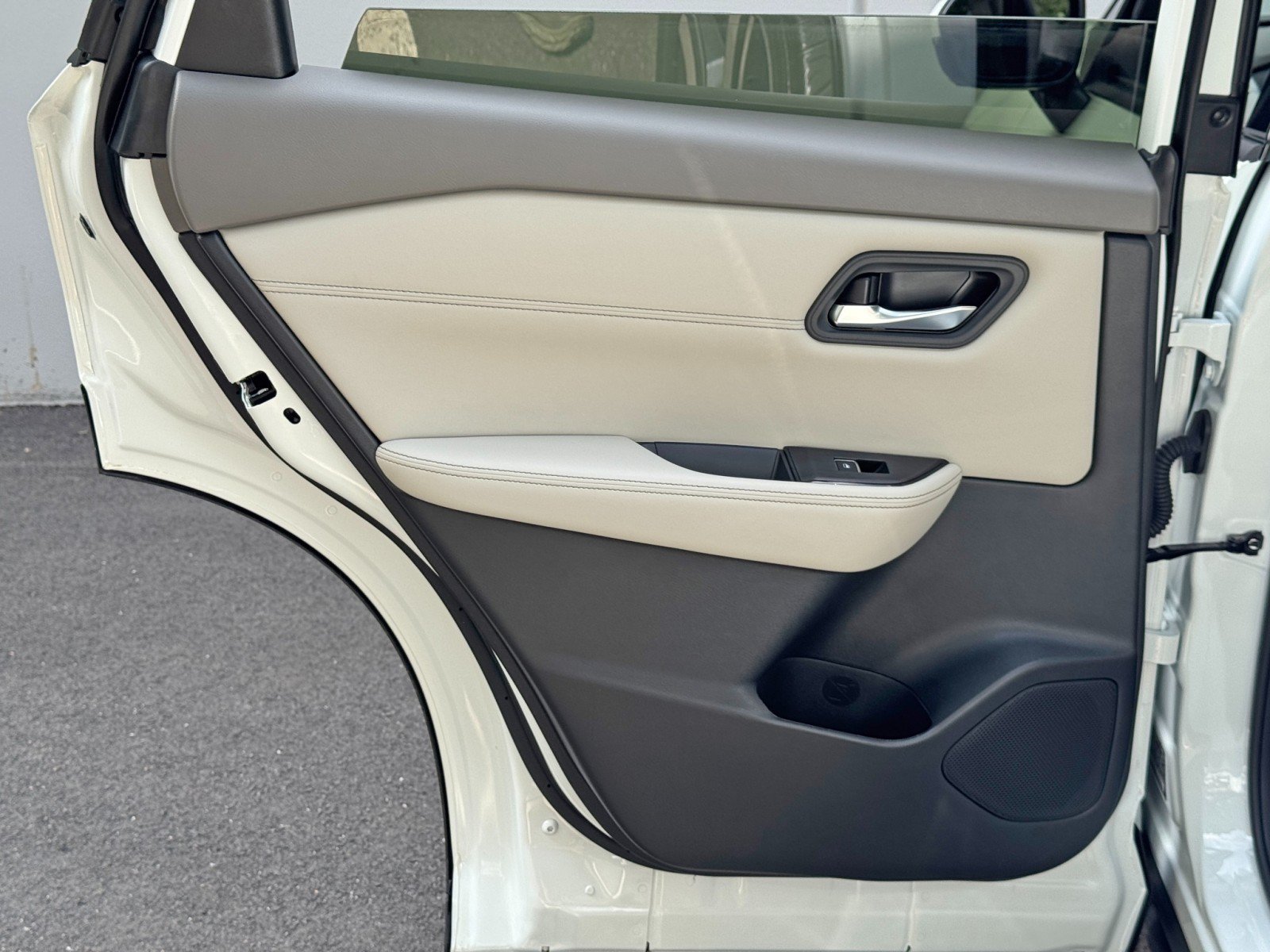 Used 2025 Nissan Rogue SL FWD image 39