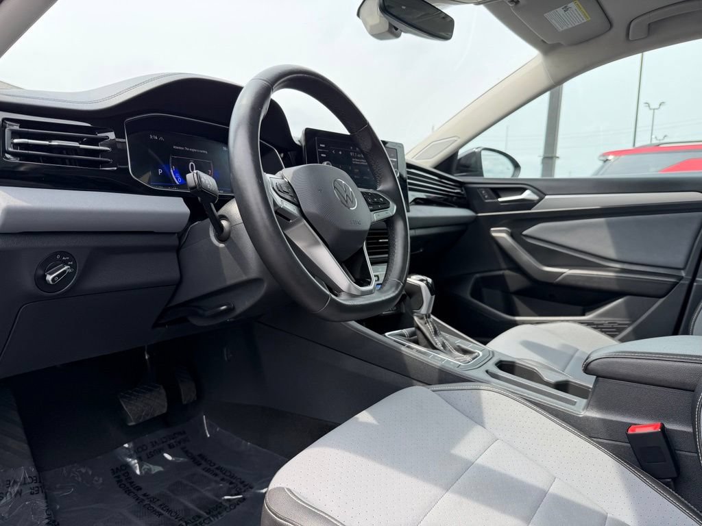 Used 2025 Volkswagen Jetta SE FWD image 34
