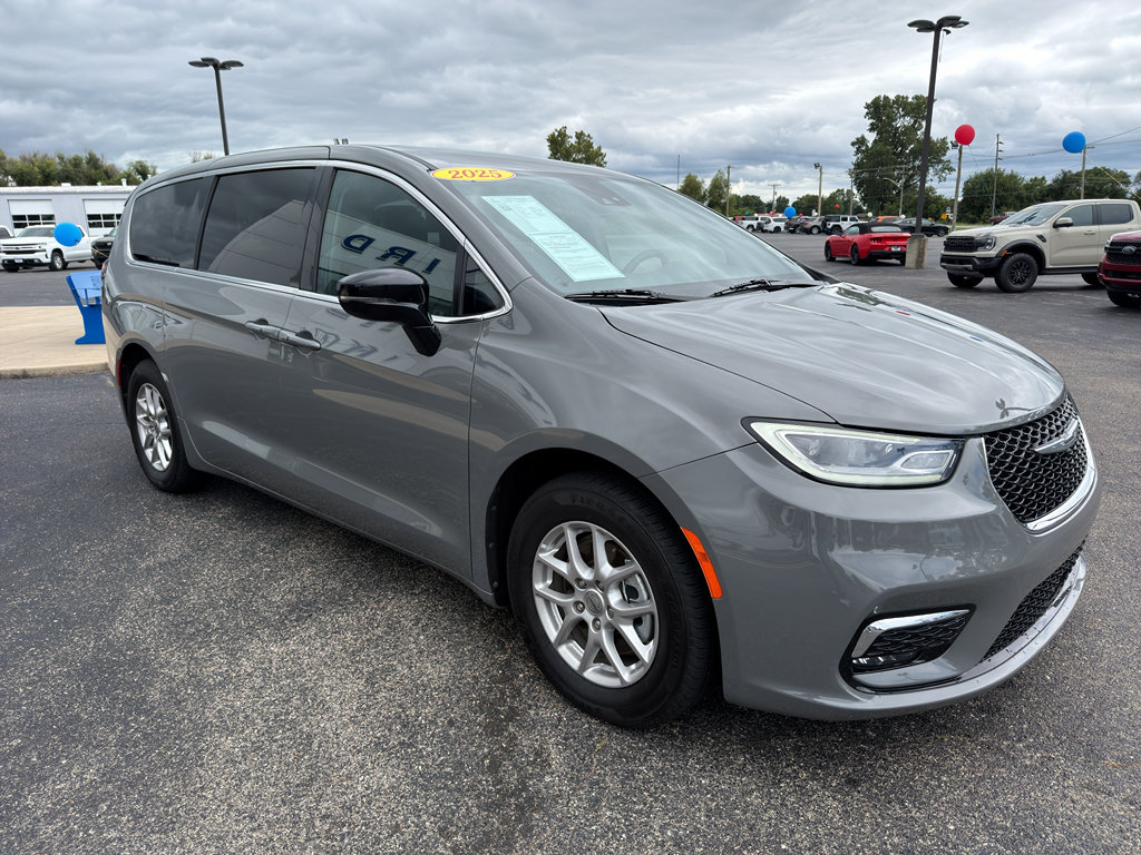 Used 2025 Chrysler Pacifica Select FWD image 4