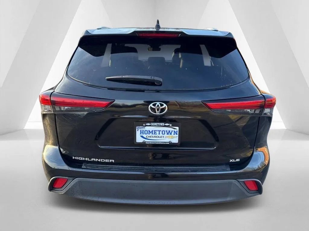Used 2022 Toyota Highlander XLE FWD image 6