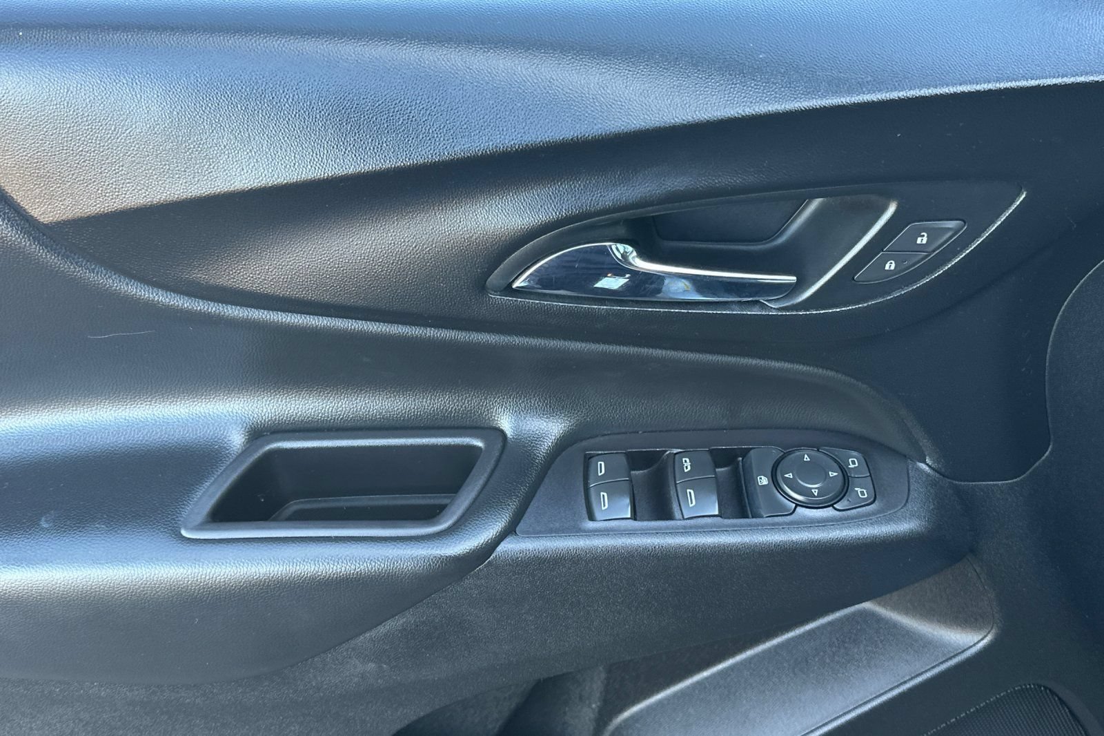 Used 2018 Chevrolet Equinox LT FWD image 11