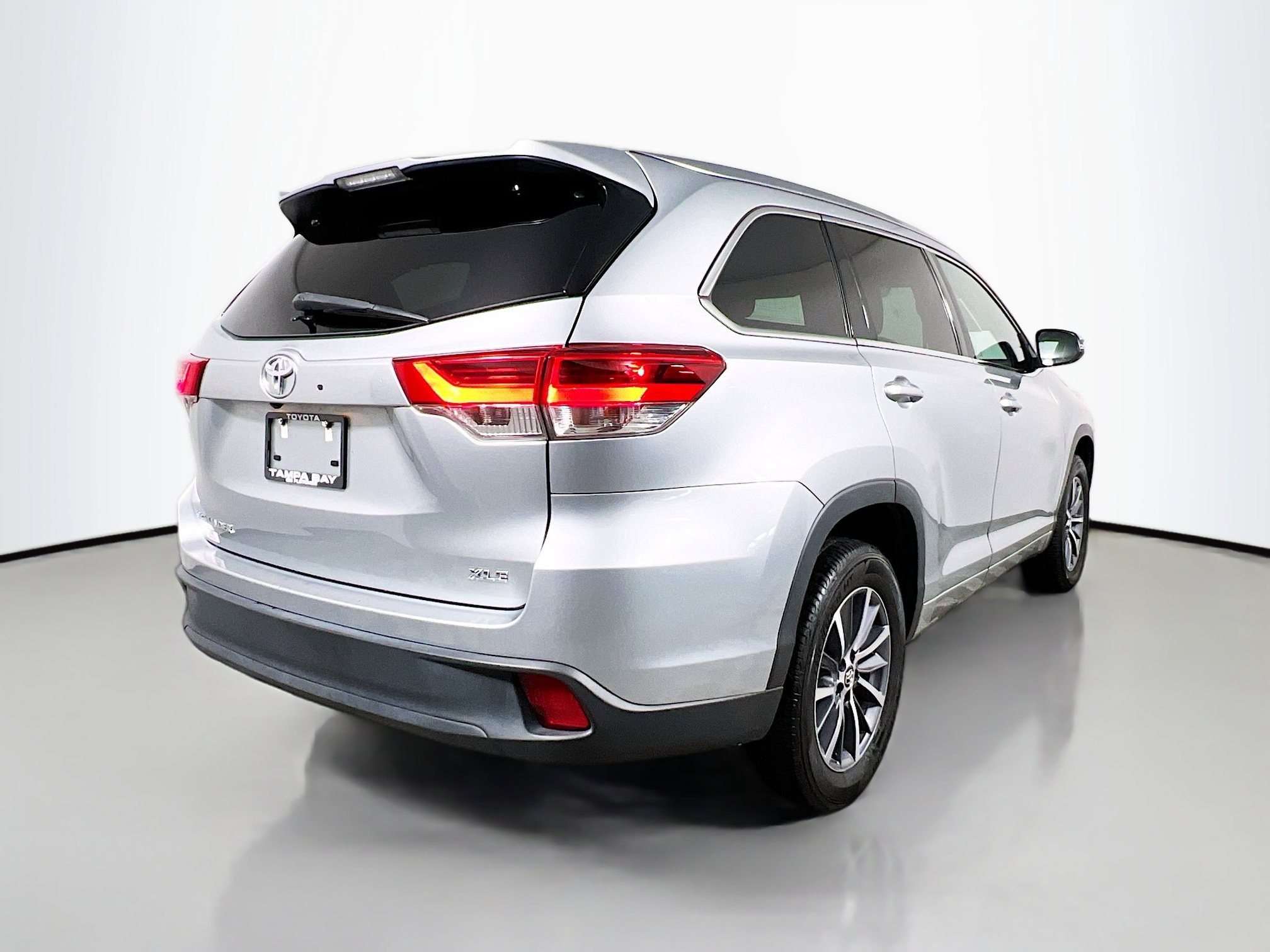 Used 2017 Toyota Highlander XLE image 4