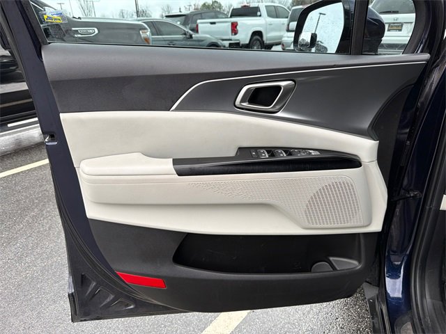 Used 2023 Kia Carnival LX image 10