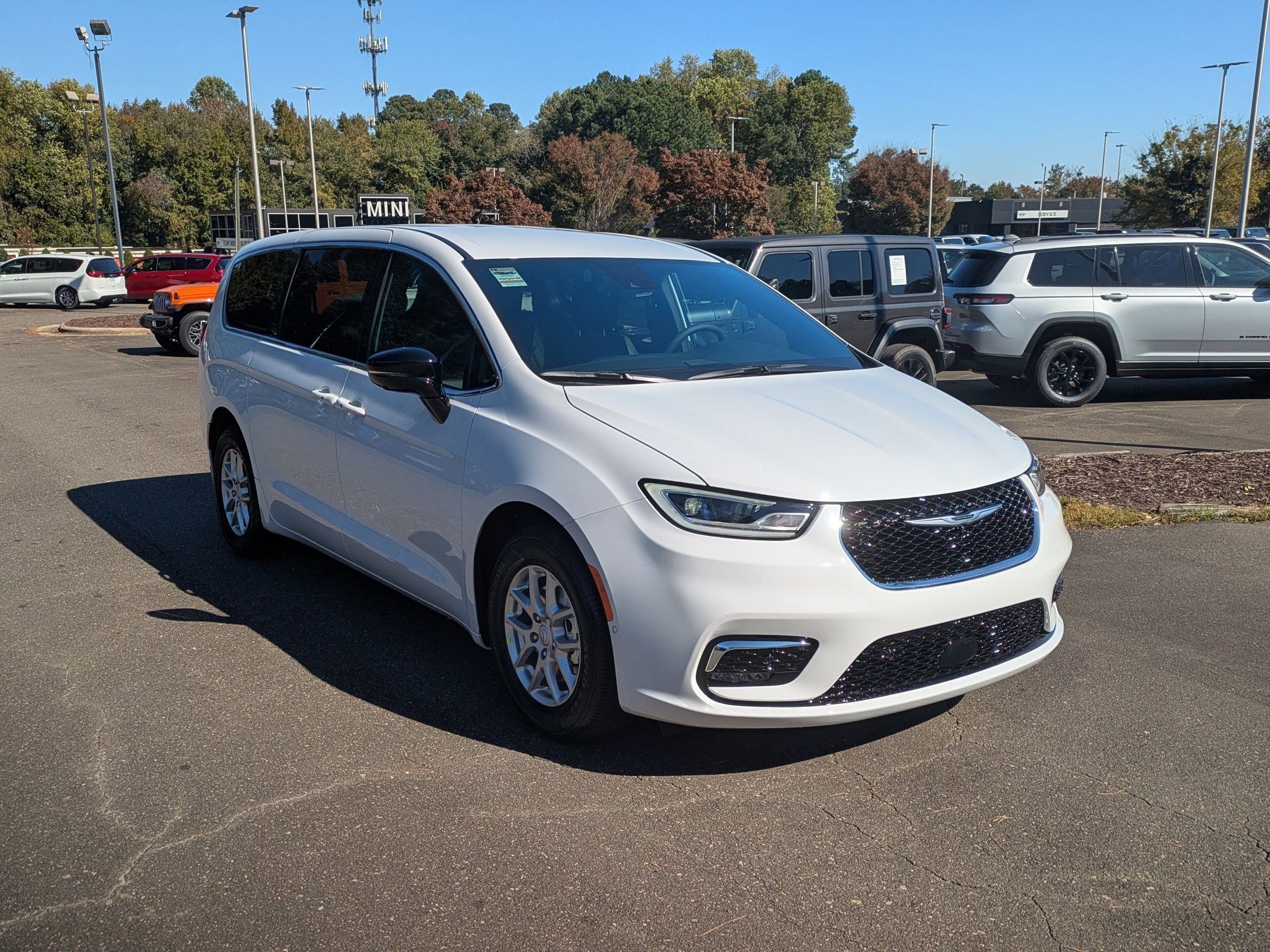 New 2026 Chrysler Pacifica Select image 3