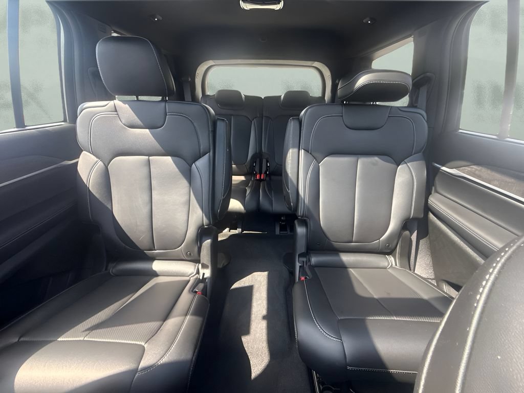 Used 2025 Jeep Grand Cherokee L Limited w/ Luxury Tech Group II AWD/4WD image 11