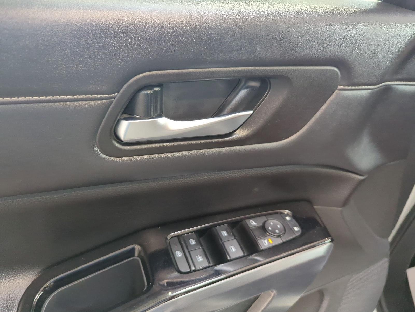 Used 2023 Nissan Pathfinder SL AWD/4WD image 36