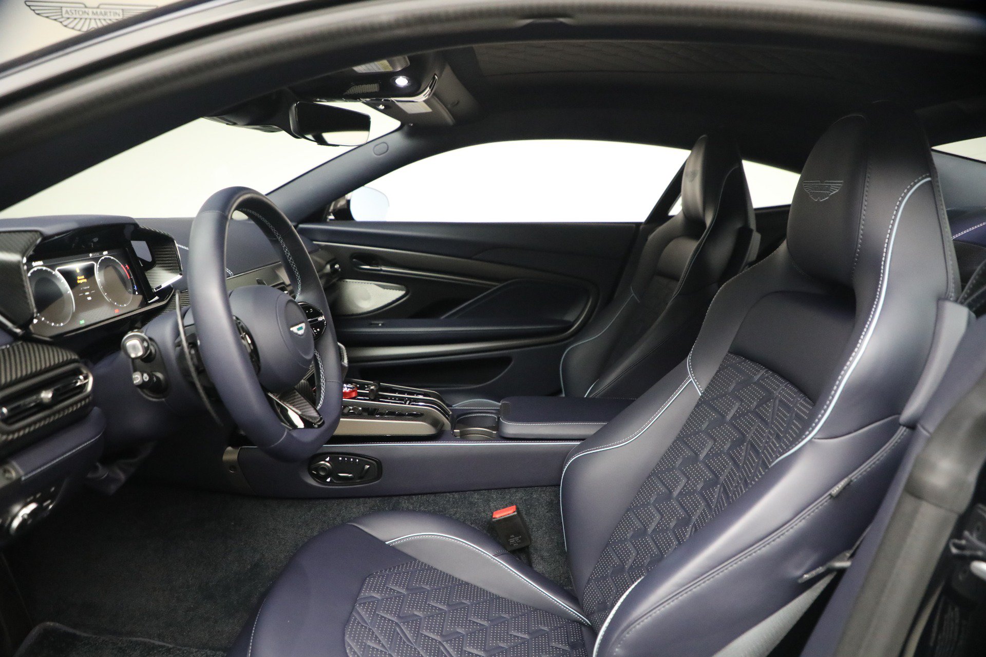 Used 2025 Aston Martin Vanquish RWD image 14