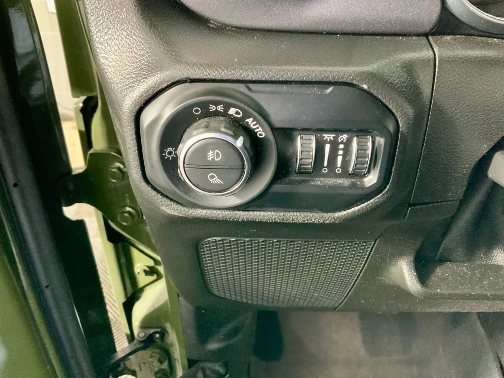 Used 2021 Jeep Gladiator Mojave w/ Cold Weather Group image 19