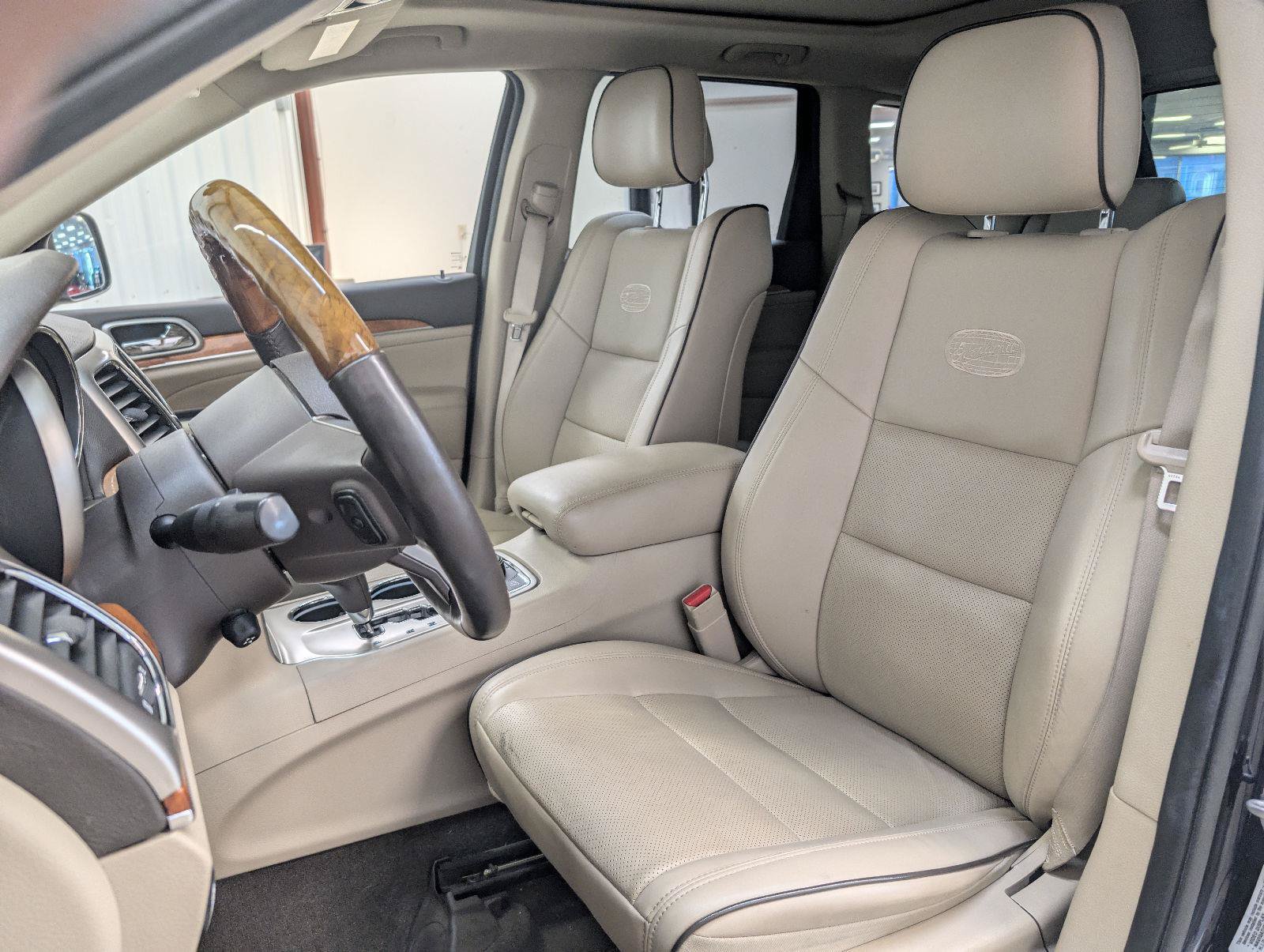 Used 2011 Jeep Grand Cherokee Overland AWD/4WD image 3