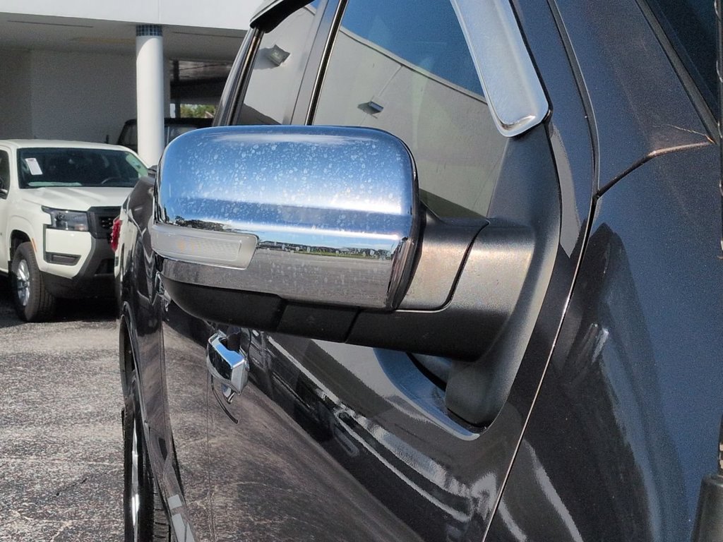 Used 2018 Nissan Titan SV w/ SV Convenience Package RWD image 12