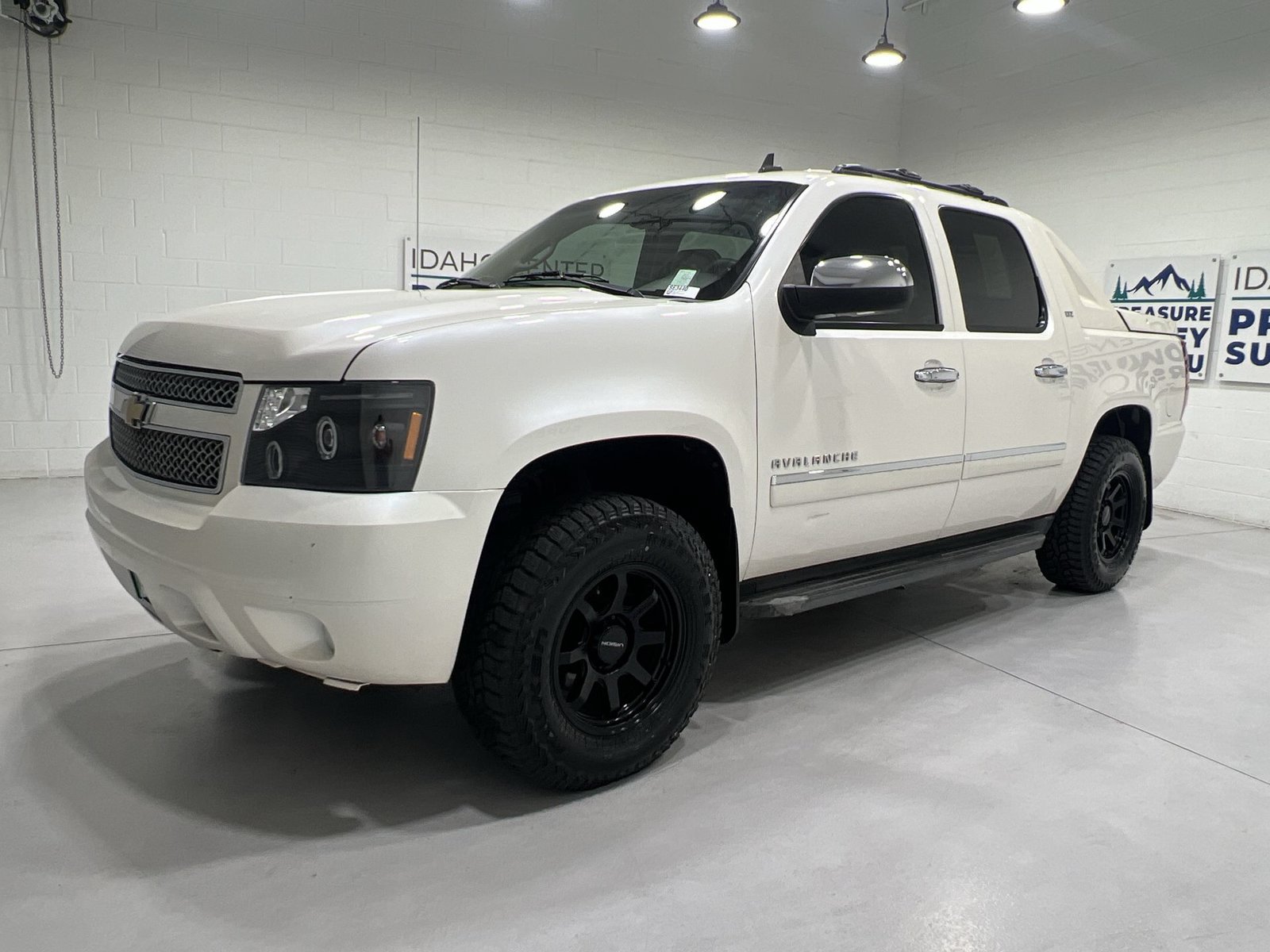 Used 2011 Chevrolet Avalanche LTZ RWD image 4
