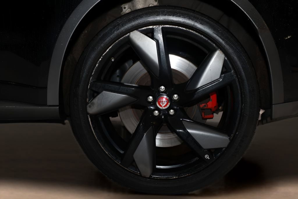 Used 2021 Jaguar F-PACE SVR image 25