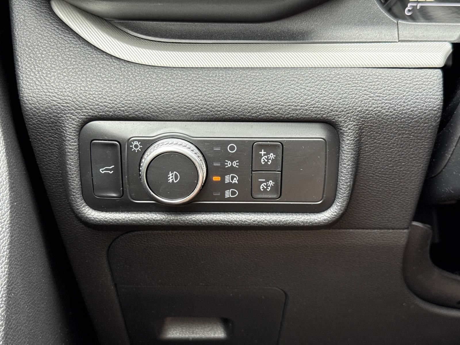 Used 2020 Ford Explorer XLT w/ Equipment Group 202A AWD/4WD image 19