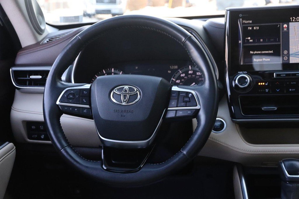 Used 2021 Toyota Highlander Platinum image 25