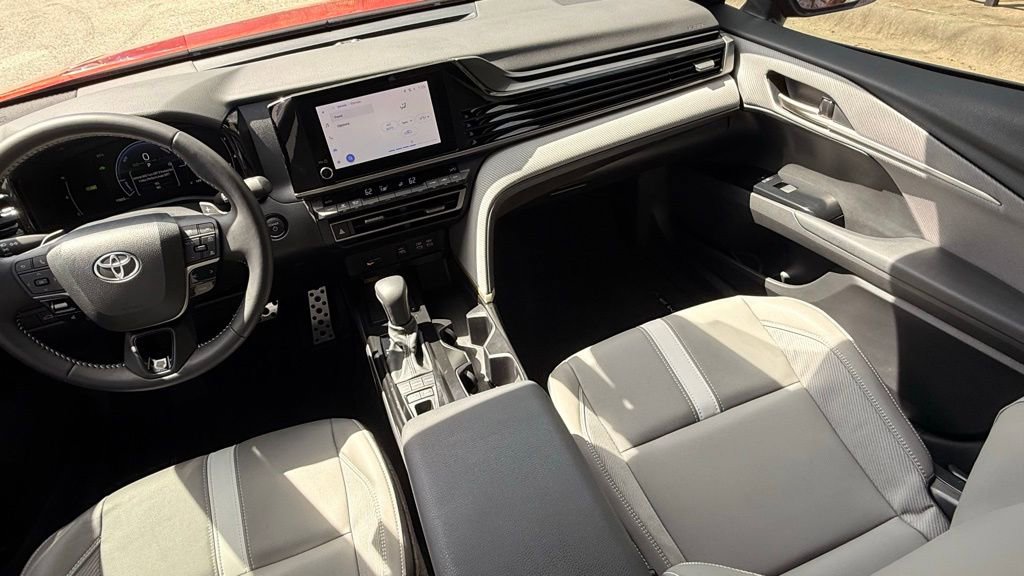 Used 2025 Toyota Camry SE image 27