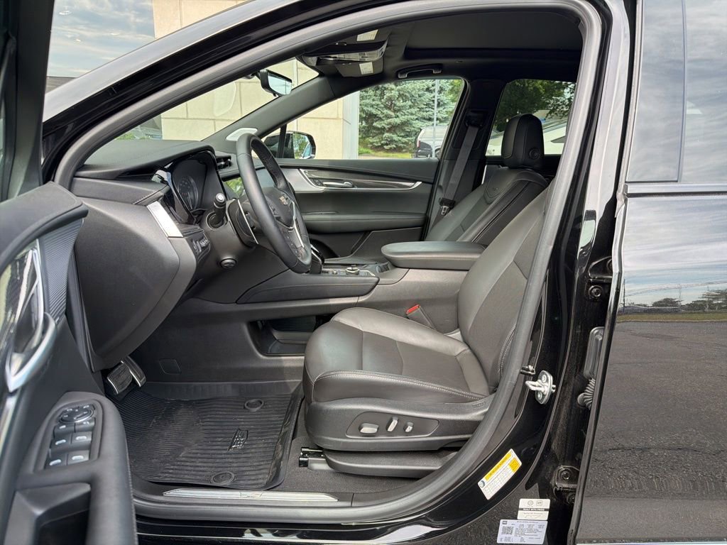 Certified 2025 Cadillac XT5 Sportv w/ Technology Package AWD/4WD image 12