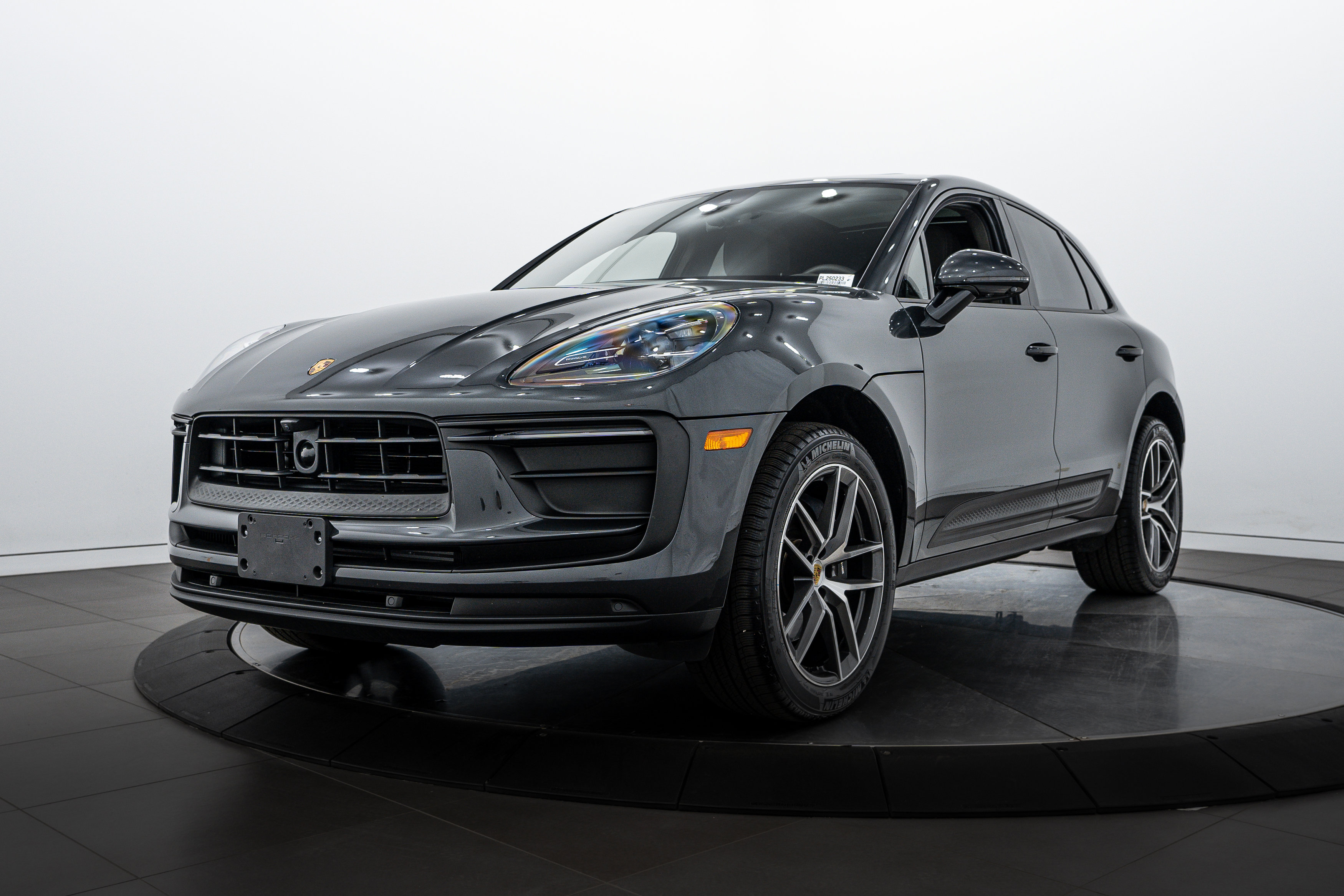 Certified 2025 Porsche Macan image 25