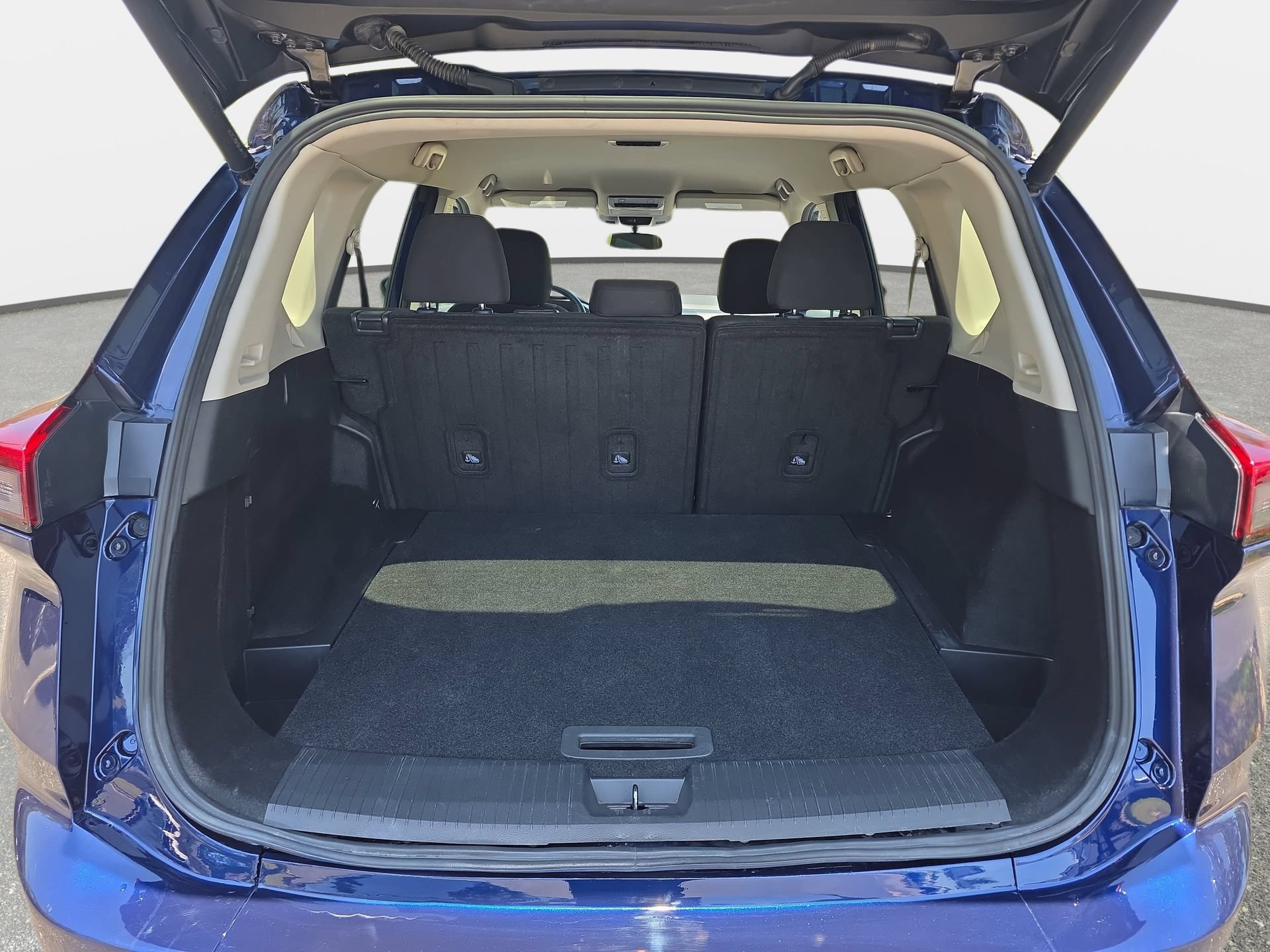 Used 2025 Nissan Rogue SV FWD image 12