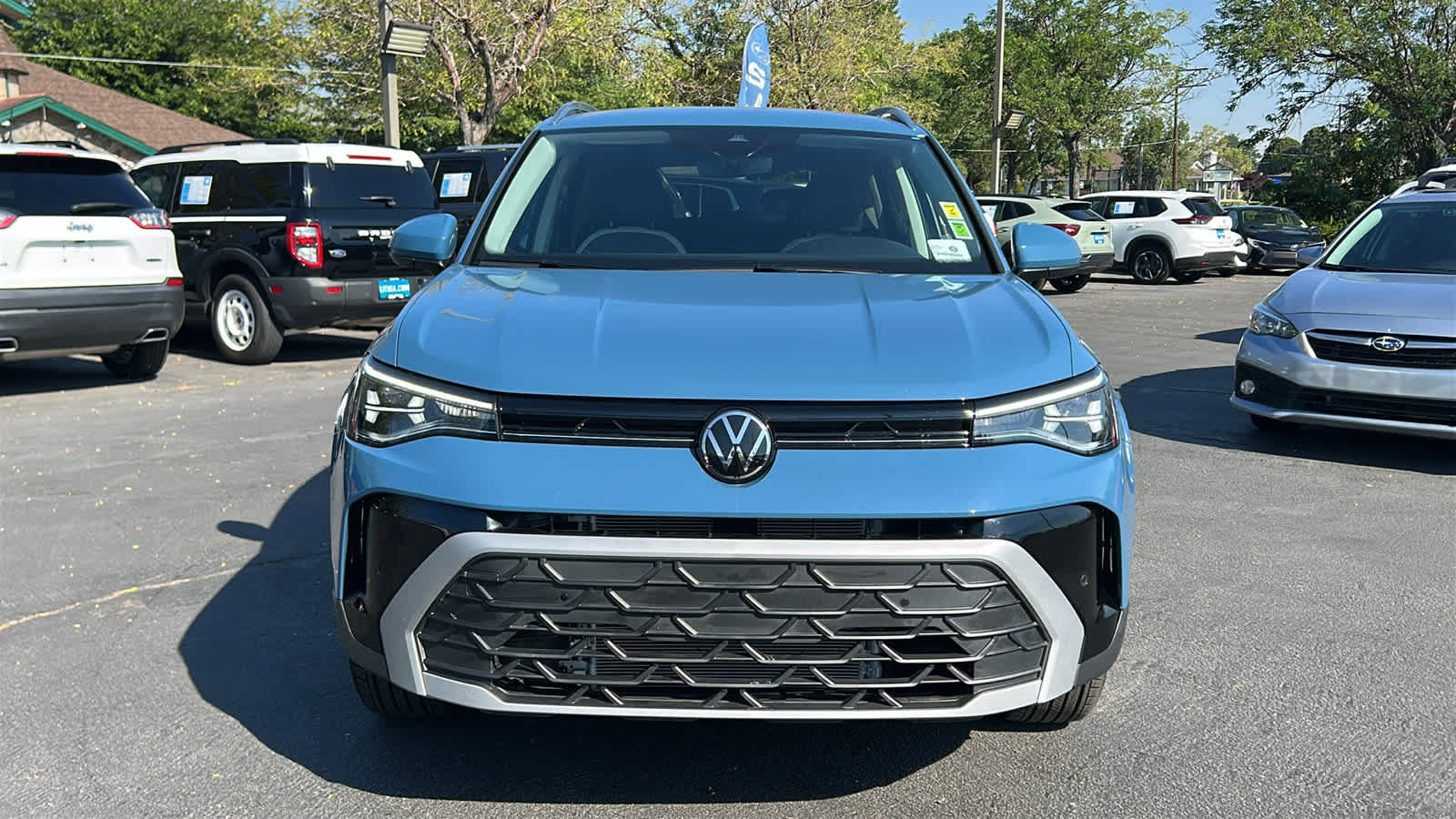 Used 2025 Volkswagen Taos SE AWD/4WD image 2