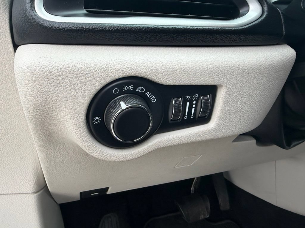 Used 2021 Chrysler Voyager LX FWD image 13